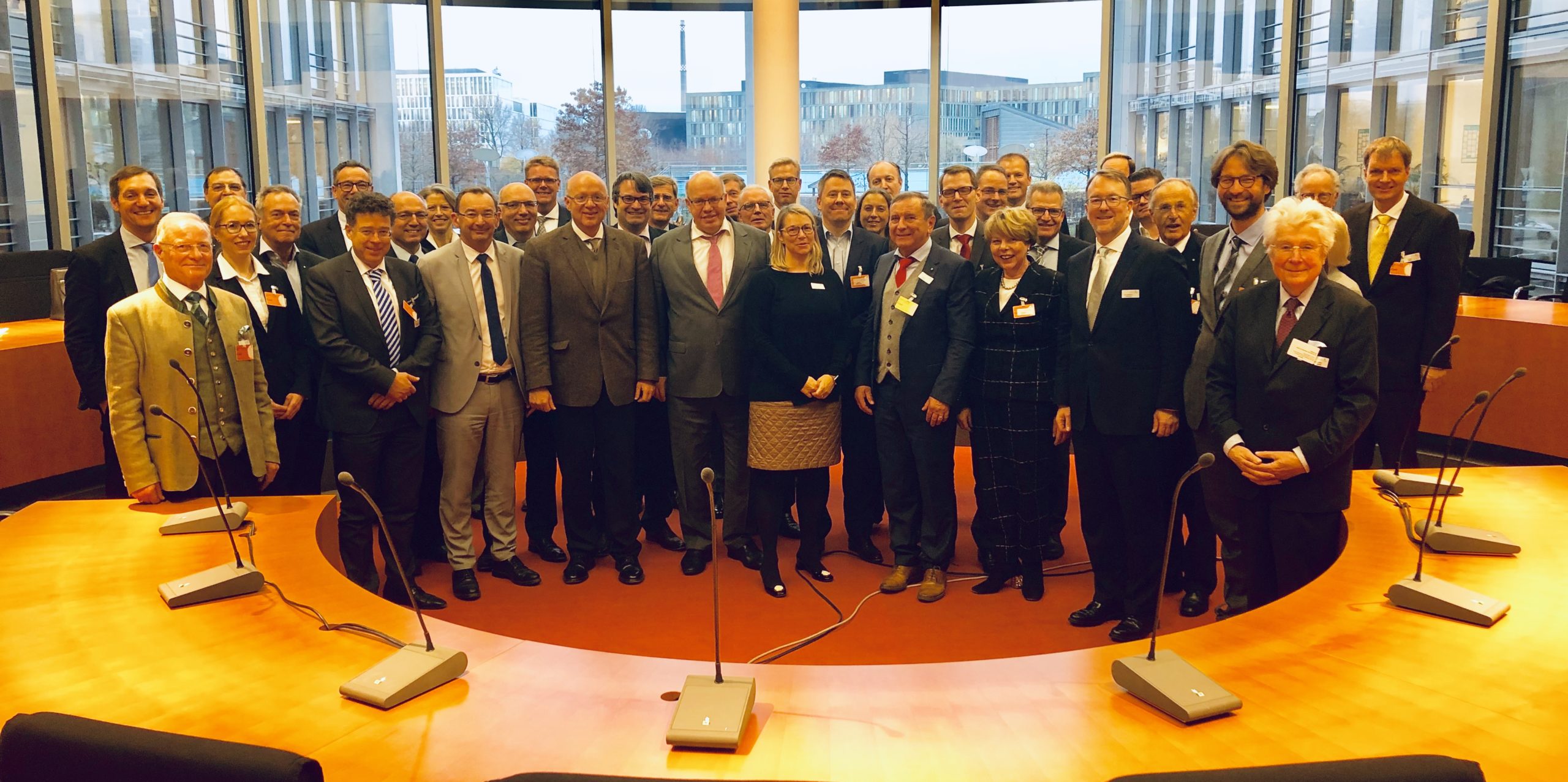 Delegationsreise des Wirtschaftsbeirats Bayern: Gruppenfoto mit Wirtschaftsminister Altmaier