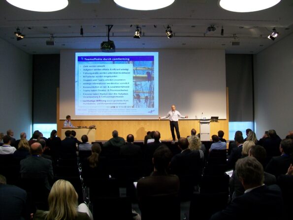 Mehr über den Artikel erfahren comforming. Komplexität steuern, Kooperation koordinieren, Agilität trainieren